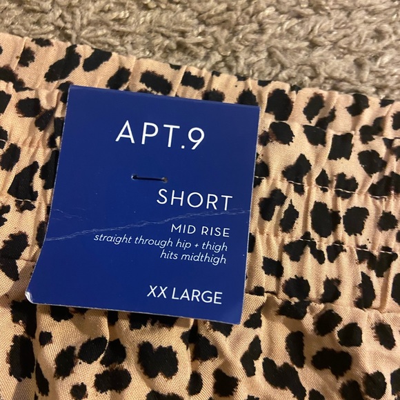 NWT Women’s midrise leopard print shorts - Picture 3 of 7